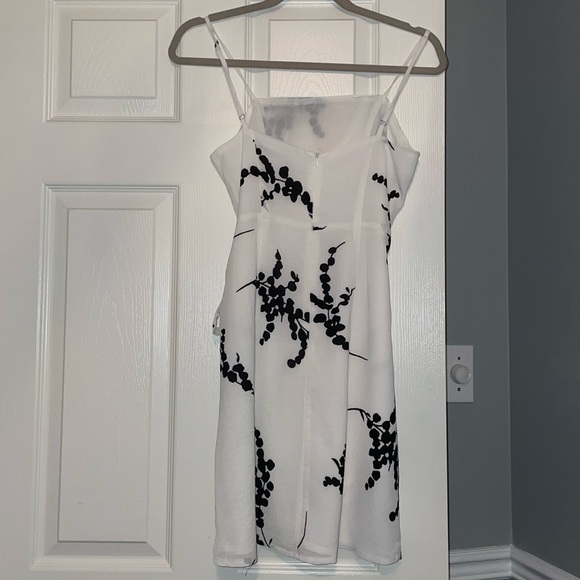 Never been worn white and black cross over dress - Picture 2 of 4
